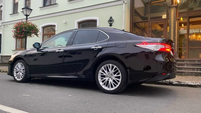 Toyota Camry у здания на улице Пскова