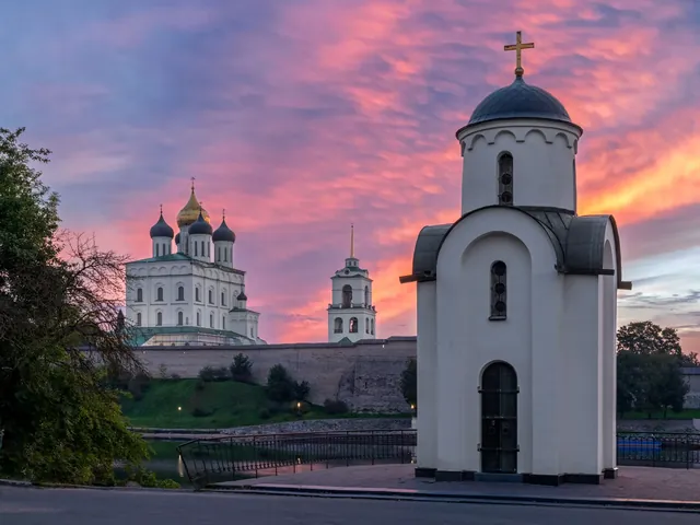 Ольгинская часовня и Псковский кремль на закате