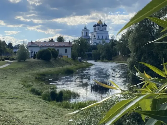Троицкий собор Псковского кремля над рекой Псковой