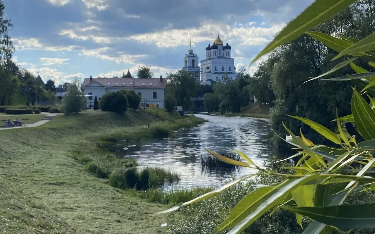 Троицкий собор Псковского кремля над рекой Псковой